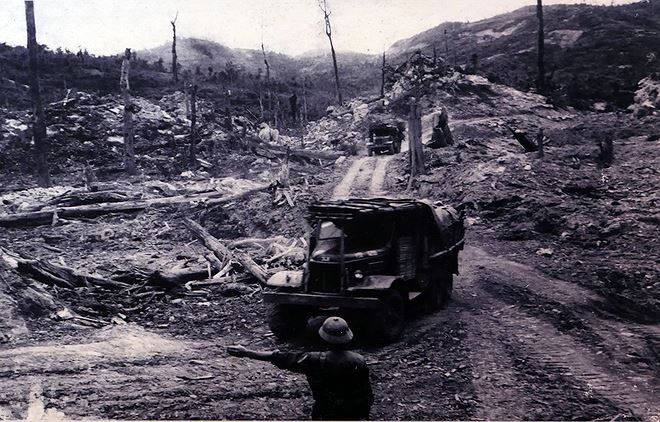 Nắm bắt được quy luật hoạt động của Không quân Mỹ, nhiều đoạn trên Đường Trường Sơn quân đội ta còn thản nhiên di chuyển vào ban ngày mà không cần bất cứ cây cối hay vật che chắn, nguỵ trang nào. Nguồn ảnh: TL.