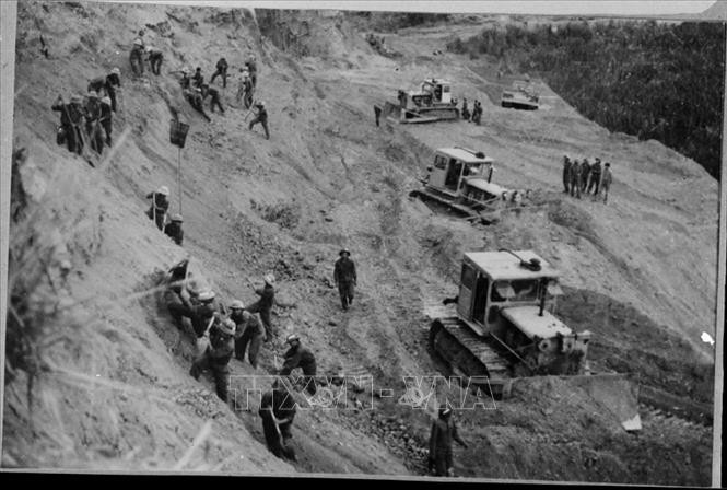 Không chỉ sử dụng sức người, việc mở rộng đường Trường Sơn còn có sự góp sức của các phương tiện kỹ thuật như máy xúc, máy ủi,... đảm bảo thời gian thi công là ngắn nhất, thông đường nhanh nhất. Nguồn ảnh: TL.