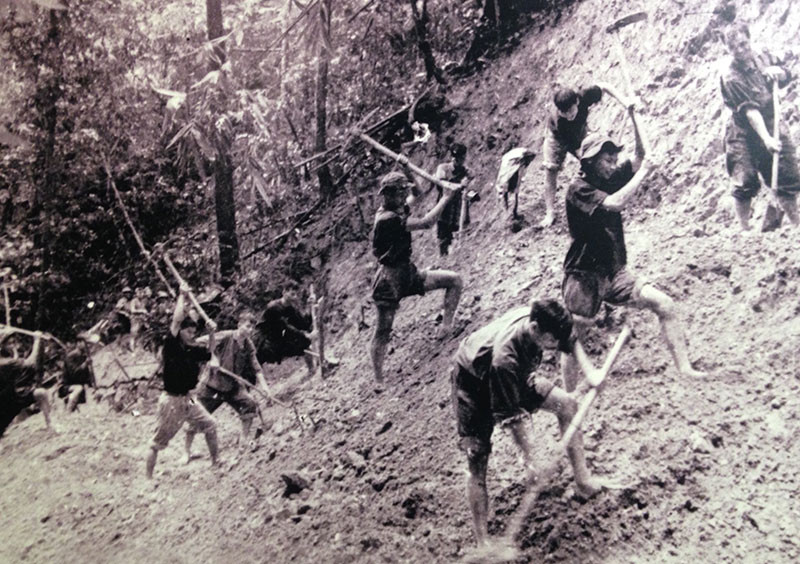 Sau khi Hiệp định Paris được ký kết năm 1973, không quân Mỹ dừng các chiến dịch không kích Việt Nam và việc hành quân bằng phương tiện cơ giới được ta mở rộng, thời gian di chuyển của binh lính từ miền Bắc Việt Nam vào tận chiến trường Đông Nam Bộ lâu nhất chỉ là 10 ngày, mỗi tháng chuyển được 30.000 tới 50.000 quân ra - vào chiến trường. Nguồn ảnh: TL.