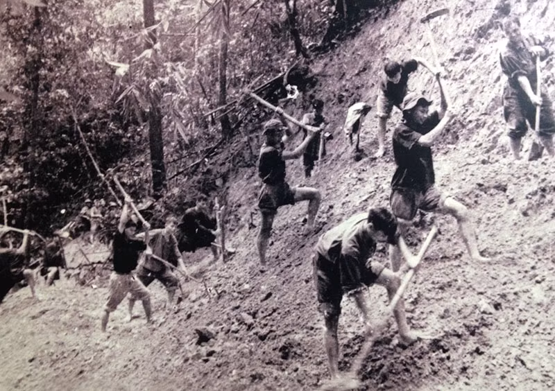 Sau khi Hiệp định Paris được ký kết năm 1973, không quân Mỹ dừng các chiến dịch không kích Việt Nam và việc hành quân bằng phương tiện cơ giới được ta mở rộng, thời gian di chuyển của binh lính từ miền Bắc Việt Nam vào tận chiến trường Đông Nam Bộ lâu nhất chỉ là 10 ngày, mỗi tháng chuyển được 30.000 tới 50.000 quân ra - vào chiến trường. Nguồn ảnh: TL.