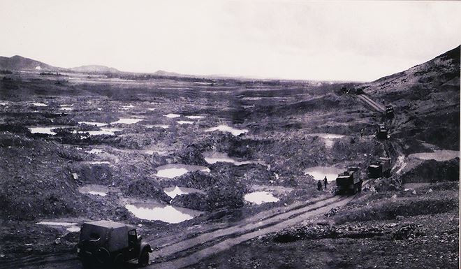 Trong khoảng thời gian từ năm 1965 tới năm 1972, Mỹ huy động 733.000 máy bay các loại, thực hiện 152.000 phi vụ oanh tạc và ném xuống tuyến Đường Trường Sơn tổng cộng 4 triệu tấn bom đạn đù loại. Ngoài ra Mỹ còn tung thám báo, biệt kích để do thám và chỉ điểm cho máy bay đánh phá dọc tuyến đường này. Nguồn ảnh: TL.