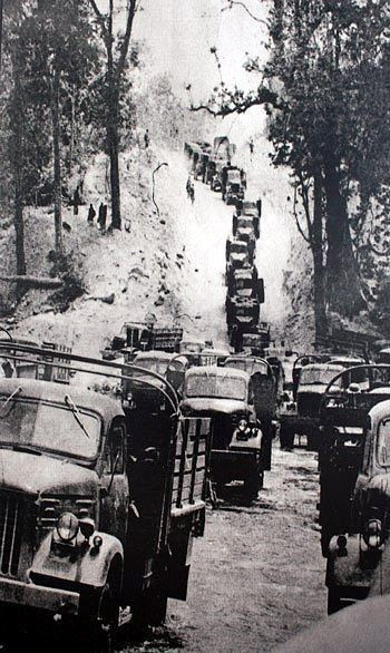 Đoàn xe vận tải trên một tuyến đường thuộc Đường Trường Sơn bị... tắc đường. Có rất nhiều nguyên nhân dẫn đến tắc đường, chủ yếu là đường bị phá do bom Mỹ oanh kích. Nguồn ảnh: TL.