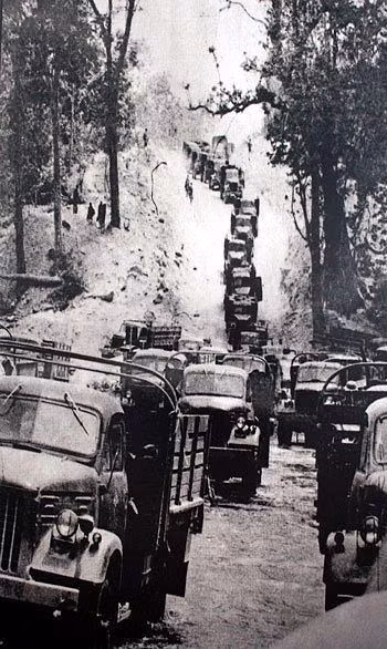 Đoàn xe vận tải trên một tuyến đường thuộc Đường Trường Sơn bị... tắc đường. Có rất nhiều nguyên nhân dẫn đến tắc đường, chủ yếu là đường bị phá do bom Mỹ oanh kích. Nguồn ảnh: TL.