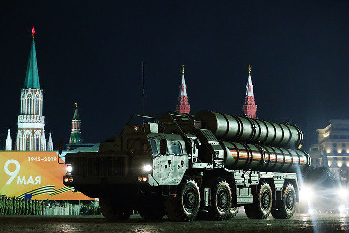Hệ thống tên lửa đất đối không S-400 Triumf.