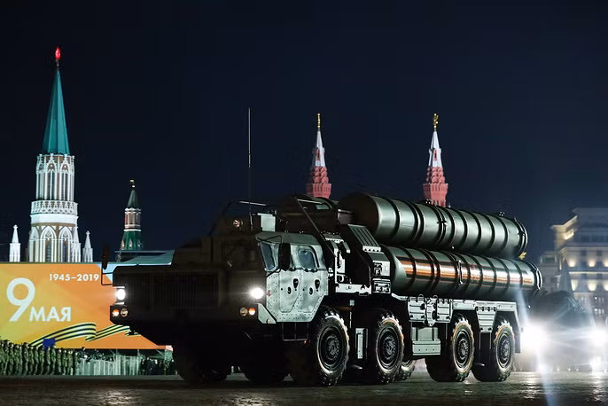 Hệ thống tên lửa đất đối không S-400 Triumf.