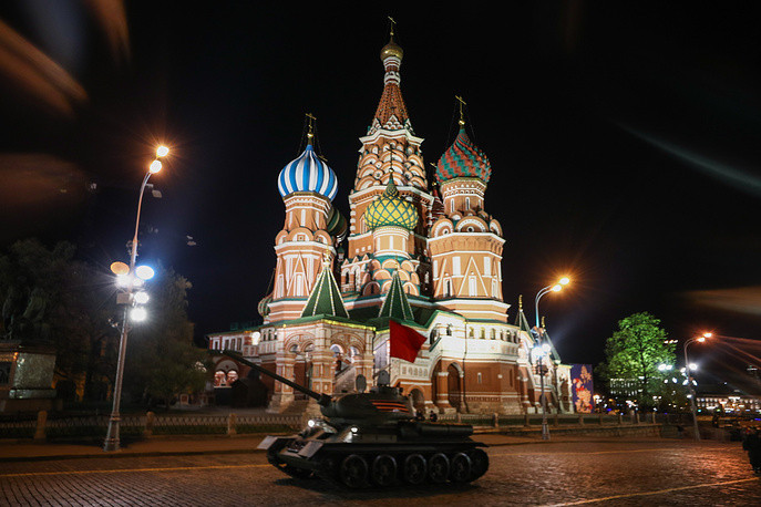 Xe tăng chiến đấu T-34-85 xuất hiện phía trước Nhà thờ St Basil.