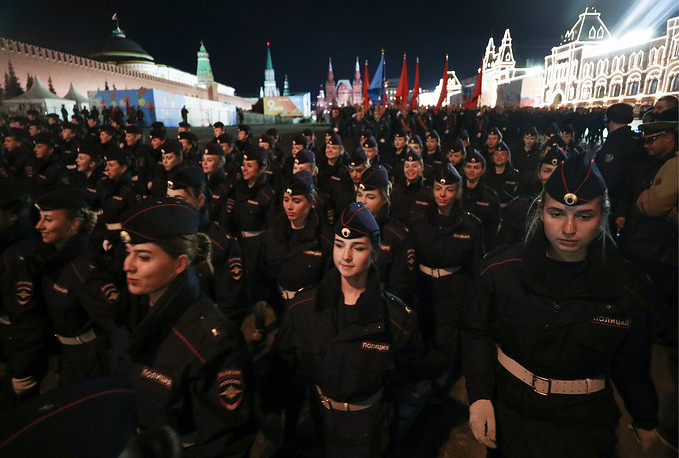 Các nữ quân nhân Nga tổng duyệt trên Quảng trường Đỏ chuẩn bị cho lễ diễu binh kỷ niệm 74 năm chiến thắng Phát xít vào ngày 9/5 tới.