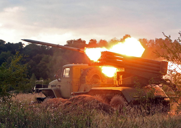 Có trọng lượng 13,71 tấn, pháo phản lực BM-21 có tổng cộng 40 ống phóng với tốc độ phóng tối đa hai phát mỗi phút. Loại pháo phản lực này khi phóng đi sẽ có tốc độ khoảng 690 mét/giây và tầm bắn tối đa từ 20 tới 45 km tuỳ loại đạn. Nguồn ảnh: Sputnik.