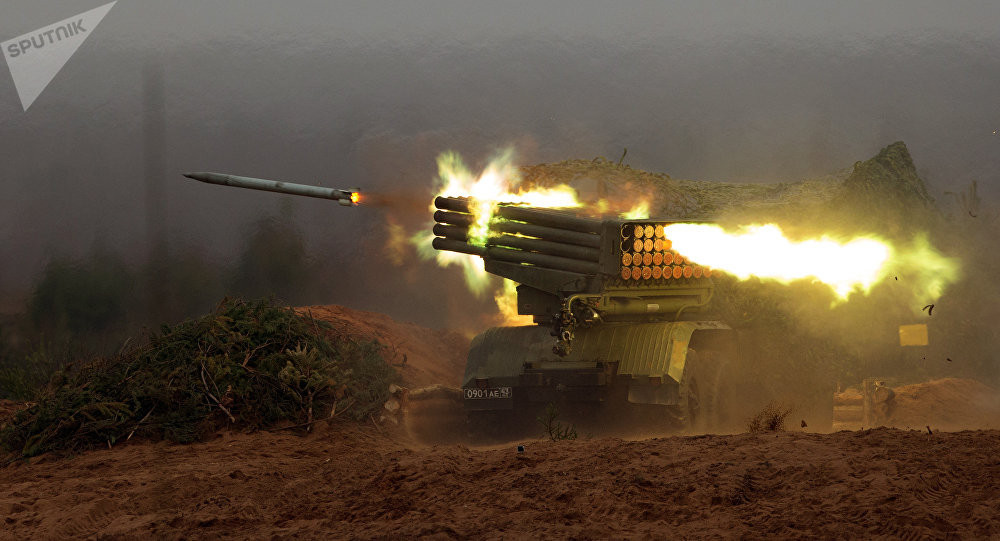 Theo đó, các thông tin về kỹ chiến thuật và khả năng vận hành của tổ hợp pháo phản lực Tornado-G đã được Nga đưa ra xem xét và nhận thấy hoàn toàn có khả năng bê những tính năng pnày lên tổ hợp pháo phản lực BM-21 đời cũ đang được sử dụng hết sức rộng rãi. Nguồn ảnh: Sputnik.