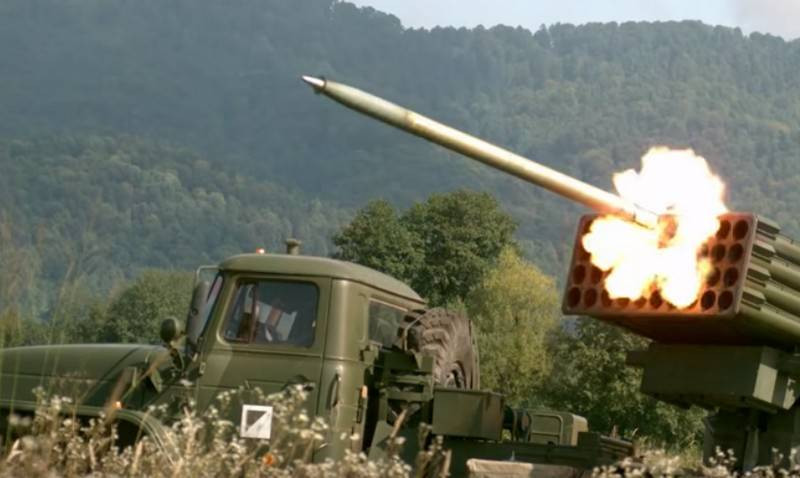 Tuy nhiên trong lối tác chiến hiện đại ngày nay, BM-21 Grad được đánh giá là loại hoả lực có tầm bắn thấp, thiếu tính chính xác và không có khả năng gây thiệt hại quá nặng khi gặp phải các hệ thống công sự ngầm kiên cố của đối phương. Nguồn ảnh: Sputnik.