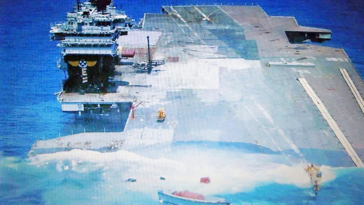 Hiện tại, tàu sân bay USS America vẫn nằm yên ở khu vực mà nó từng bị đánh đắm và sau cuộc tập trận SINKEX, Hải quân Mỹ có thêm lý do để tự tin vào hạm đội tàu sân bay của mình khi mà rõ ràng việc đánh chìm một tàu sân bay không phải là việc đơn giản. Nguồn ảnh: Thedrive.