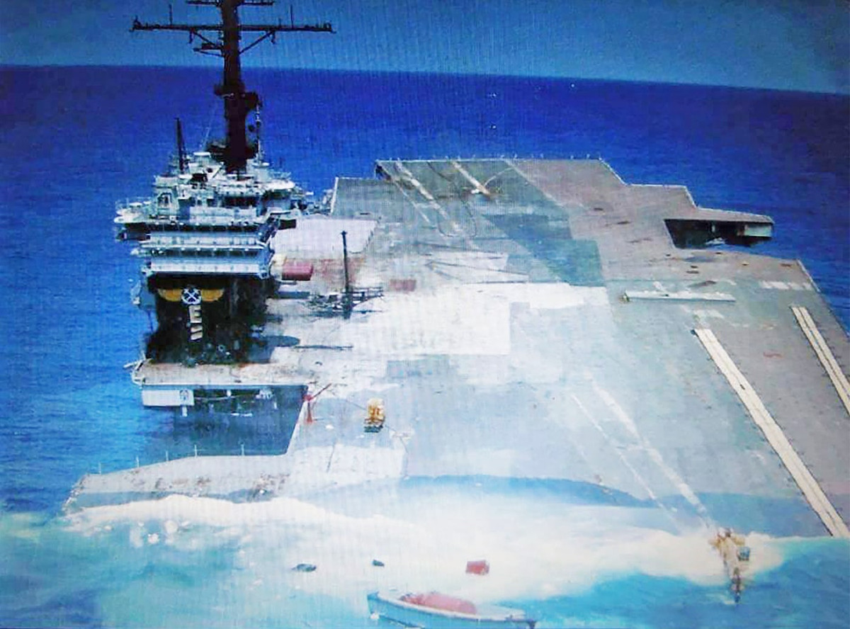 Năm 1996 tàu sân bay USS America bị xoá số đăng bạ và cho nghỉ hưu. Tới năm 2005 Hải quân Mỹ thực hiện tập trận bắn đạn thật và mang tàu USS America ra làm mục tiêu để thử nghiệm các biện pháp đánh đắm tàu sân bay cỡ lớn. Nguồn ảnh: Thedrive.