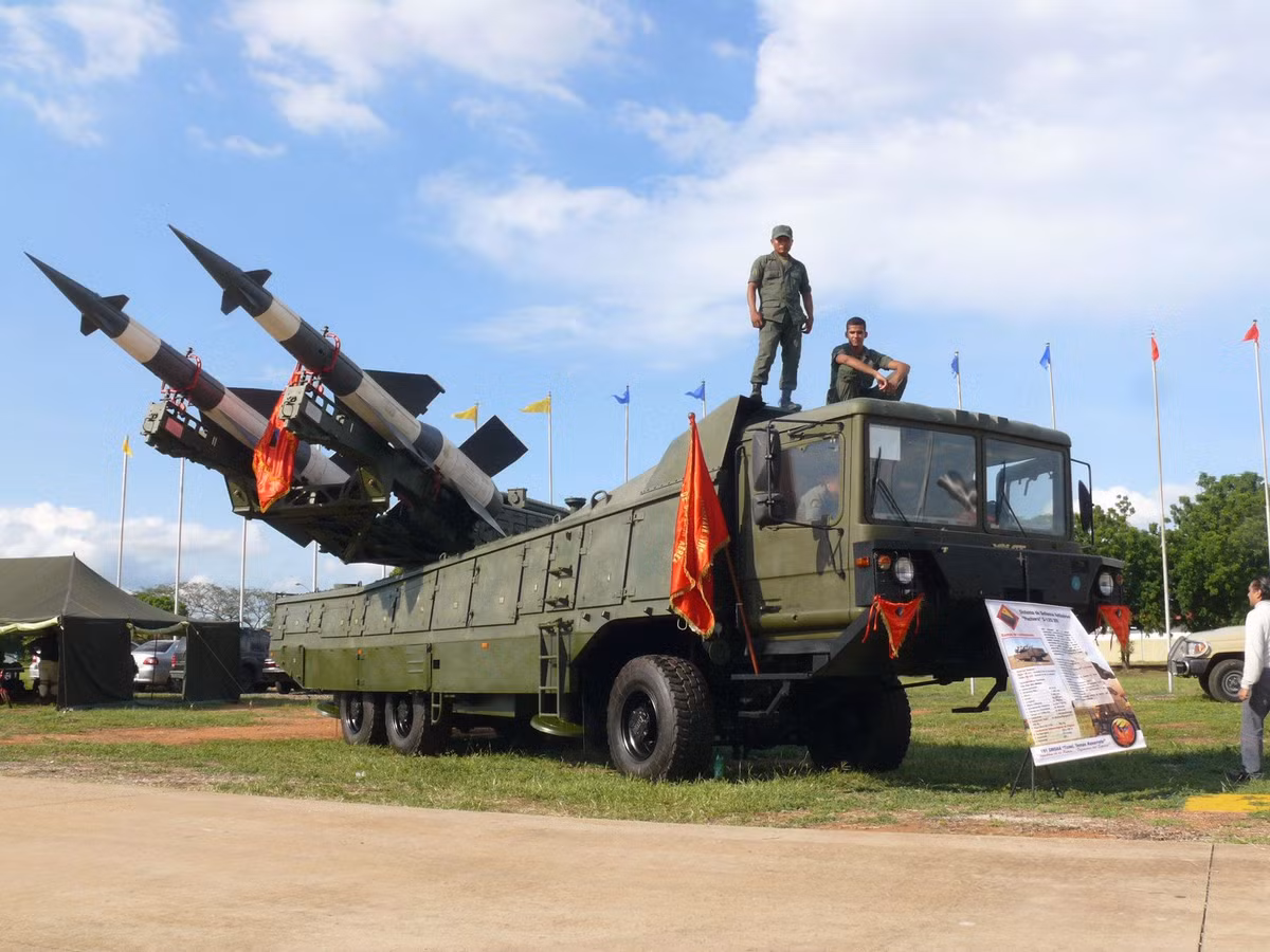 Theo các thông tin mới nhất thì Venezuela đã đặt 11 tổ hợp loại này từ Nga vào năm 2011, trong số đó đã có ít nhất một tổ hợp được Nga vận chuyển cho Venezuela vào cuối năm đó. Mỗi tổ hợp của S-125 Neva có tổng cộng 8 dàn phóng. Nguồn ảnh: Forces.