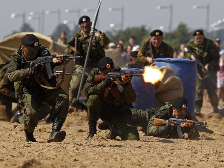 Trên thực tế, tuỳ từng nhiệm vụ cụ thể mà biên chế của các đơn vị trong lực lượng Hải quân Đánh bộ Nga có thể sẽ thay đổi tuỳ theo yêu cầu thực tế. Bằng chứng là trong cuộc khủng hoảng Crimean năm 2014, Hải quân Đánh bộ Nga đã ra quân với biên chế Đại đội - một kiểu biên chế khá kỳ lạ với lực lượng này. Nguồn ảnh: Sina.