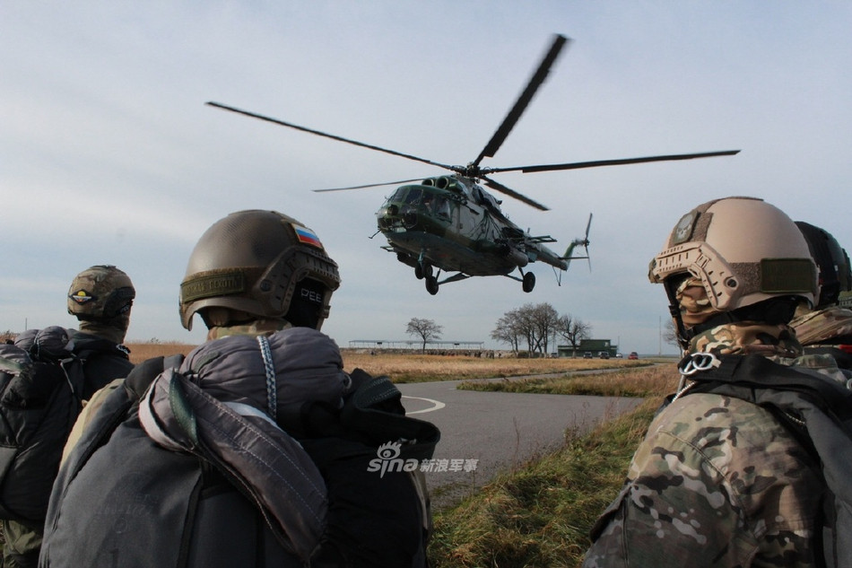 Hiện tại, Hải quân Đánh bộ của Nga đang dần cho các xe tăng PT-76 về hưu và thay vào đó là các xe tăng T-80 hiện đại hơn. Mỗi Lữ đoàn xe tăng của Hải quân Đánh bộ Nga có biên chế đủ từ 70 tới 80 xe tăng. Nguồn ảnh: Sina.