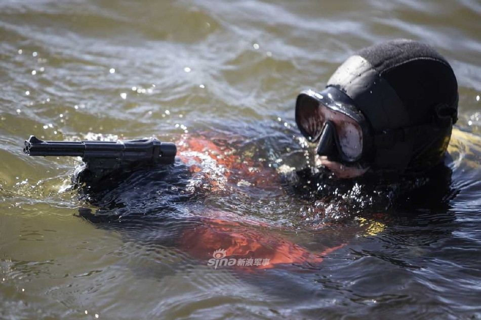 Hiện tại, Hải quân Đánh bộ Nga không có biên chế cấp Sư đoàn mà chỉ dừng ở cấp Trung đoàn hoặc Lữ đoàn. Mỗi Trung đoàn Hải quân Đánh bộ Nga có quân số 2000 người kèm theo các loại phương tiện như PT-76, BRDM-2 cùng với 1 Tiểu đoàn xe tăng, 3 Tiểu đoàn lính Hải quân Đánh bộ cùng với một lực lượng cơ giới trang bị BTR-60. Nguồn ảnh: Sina.