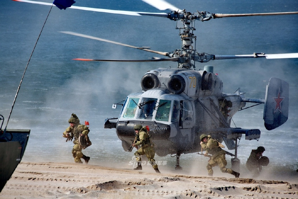 Tới nay, quân số của Hải quân Đánh bộ Nga đã phát triển lên tới tổng cộng 12.000 người trong đó bao gồm 800 lính biệt kích hải quân tinh nhuệ nhất của Nga được tuyển chọn từ những binh lính xuất sắc nhất trong mọi quân binh chủng. Nguồn ảnh: Sina.