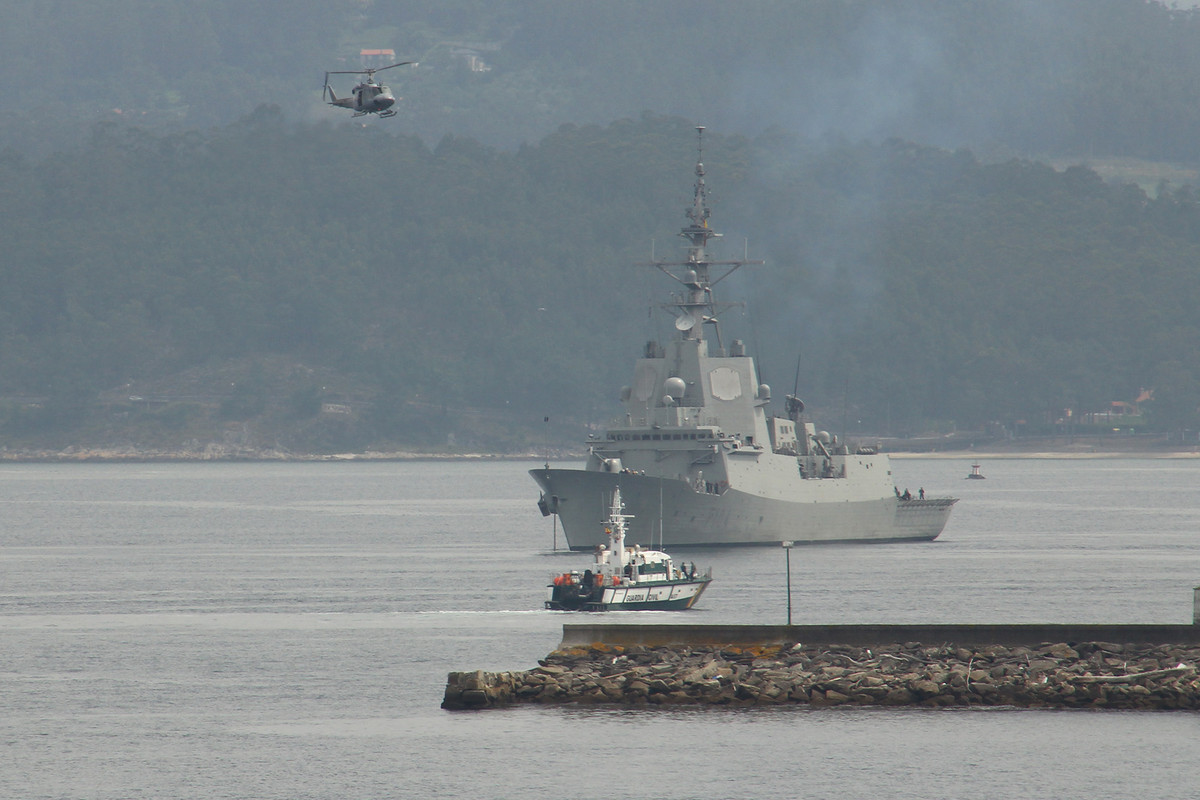 Cấu hình vũ khí của tàu Méndez Núñez bao gồm một khẩu hải pháo cỡ nòng 127mm cùng với một hệ thống pháo cao tốc 20mm để phòng thủ tầm gần. Ngoài ra còn có 48 ống phóng thẳng đứng, 8 tên lửa RGM-84 chống hạm và 4x2 ống phóng ngư lôi cỡ 324mm. Nguồn ảnh: Spagne.