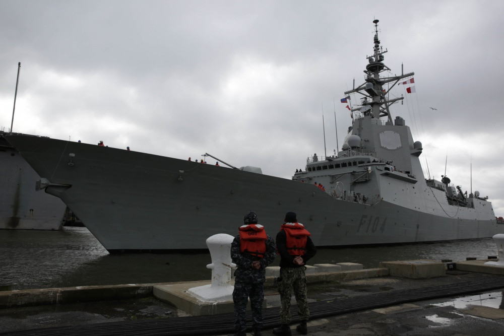 Khinh hạm này có biên chế thuỷ thủ đoàn đầy đủ bao gồm 250 người trong đó có 48 sĩ quan chỉ huy. Tàu có tầm hoạt động trên biển tối đa lên tới 8300 km ở tốc độ 18 hải lý giờ. Nguồn ảnh: Spagne.