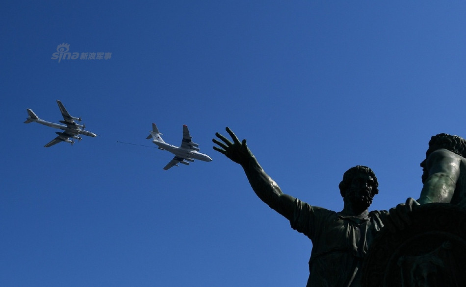 Đây là bức tượng làm bằng đồng đặt giữa Quảng trường Đỏ và luôn được "lên sóng" mỗi khi sự kiện duyệt binh diễn ra tại quảng trường này. Nguồn ảnh: Sina.