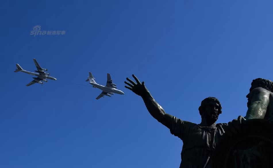 Đây là bức tượng làm bằng đồng đặt giữa Quảng trường Đỏ và luôn được "lên sóng" mỗi khi sự kiện duyệt binh diễn ra tại quảng trường này. Nguồn ảnh: Sina.