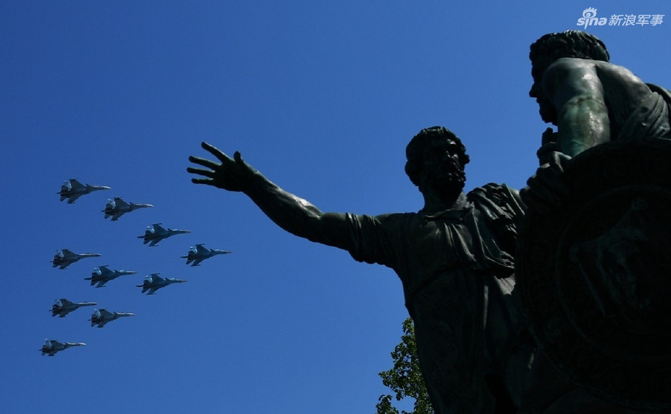 Tiêm kích bom Su-34 cũng được mang ra trình diễn trong buổi duyệt binh sắp sửa diễn ra. Nguồn ảnh: Sina.