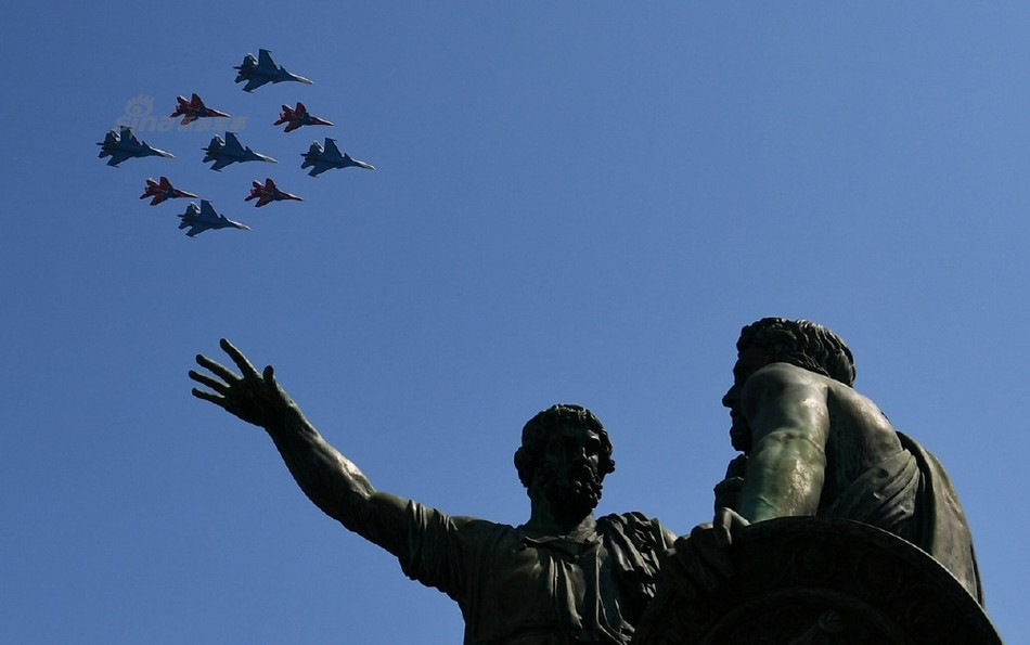 Chiến đấu cơ Su-30SM bay cùng đội hình với các chiến đấu cơ MiG-29 qua Quảng trường Đỏ. Nguồn ảnh: Sina.