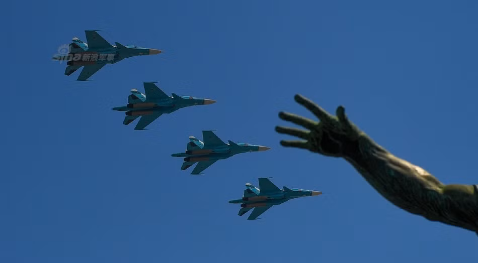 Chiến đấu cơ Su-30SM khi bay qua Quảng trường Đỏ ngay trên bức tượng đài của Minin và Pozharsky. Nguồn ảnh: Sina.