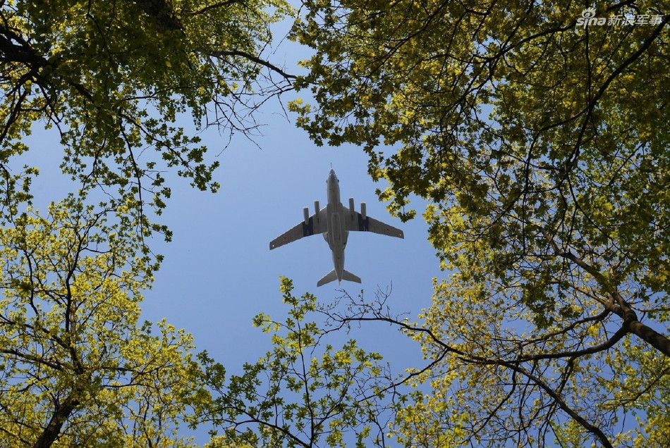 Các máy bay này sẽ bay ở độ cao chỉ 300 mét so với mặt đất và giữ tốc độ từ 400 tới 600 km/h tuỳ từng loại, đảm bảo người dân Moscow có thể chiêm ngưỡng kỹ càng nhất có thể. Nguồn ảnh: Sina.