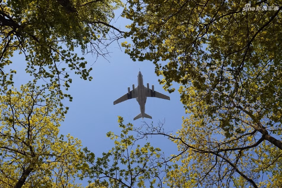 Các máy bay này sẽ bay ở độ cao chỉ 300 mét so với mặt đất và giữ tốc độ từ 400 tới 600 km/h tuỳ từng loại, đảm bảo người dân Moscow có thể chiêm ngưỡng kỹ càng nhất có thể. Nguồn ảnh: Sina.