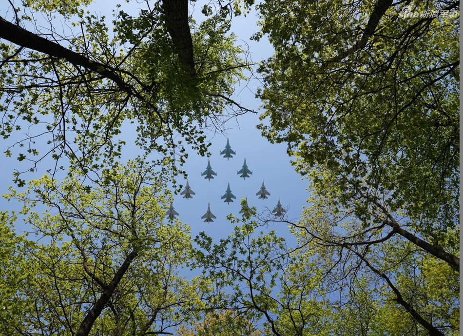 Trong trường hợp trời đổ mưa, tầm nhìn kém, màn duyệt binh của Không quân Vũ trụ Nga sẽ bị huỷ bỏ để đảm bảo an toàn cho người dân Moscow. Nguồn ảnh: Sina.