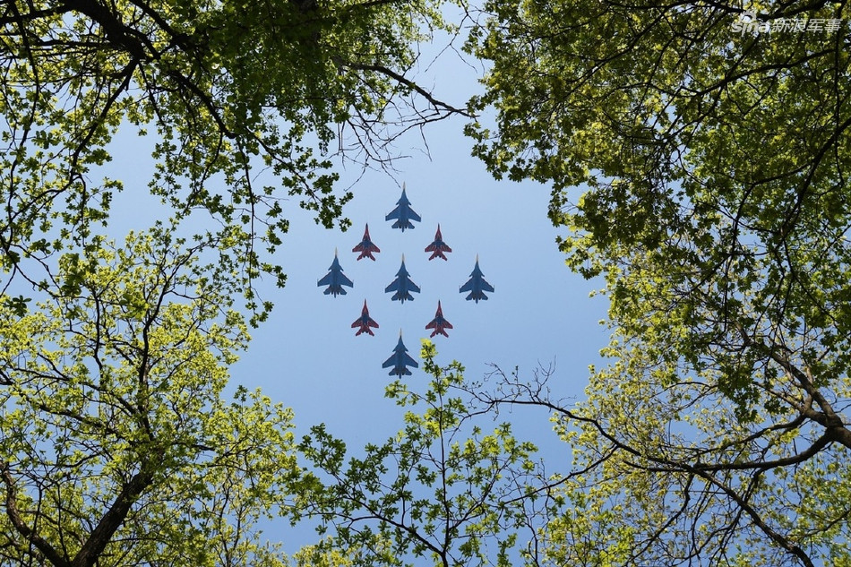 Các chiến đấu cơ sau khi bay qua Quảng trường Đỏ sẽ bay thẳng qua Công viên Trung tâm Gorky trước khi về căn cứ. Nguồn ảnh: Sina.