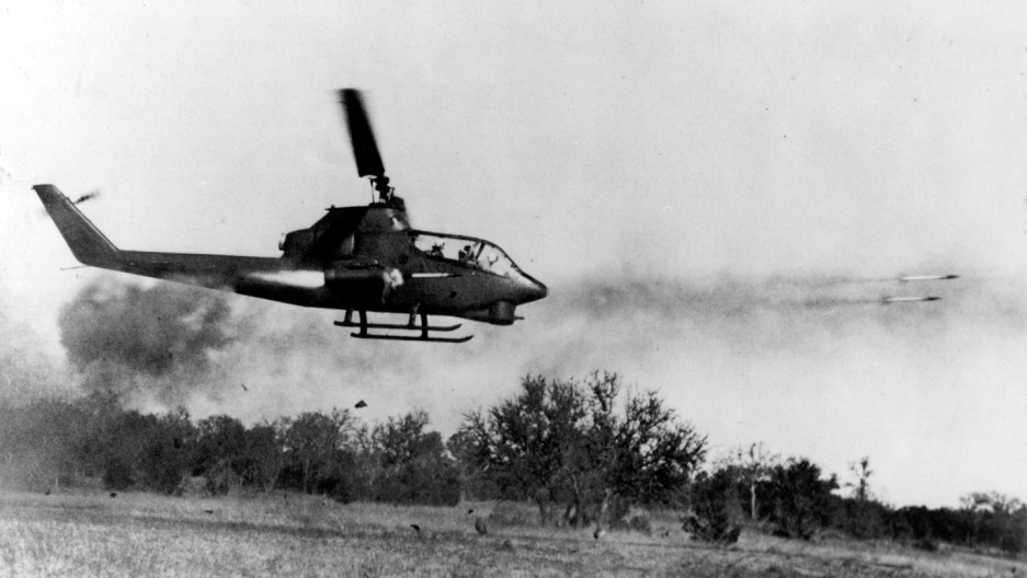 Còn AH-1 Cobra dù được thiết kế để tối ưu hoá với nhiệm vụ chống xe tăng và chống máy bay tầm thấp, phía quân giải phóng lại không sử dụng các loại vũ khí này với số lượng lớn nên về cơ bản AH-1 Cobra cũng chỉ làm nhiệm vụ yểm trợ cho mặt đất giống với UH-1 trên Chiến trường Việt Nam. Nguồn ảnh: USAF.
