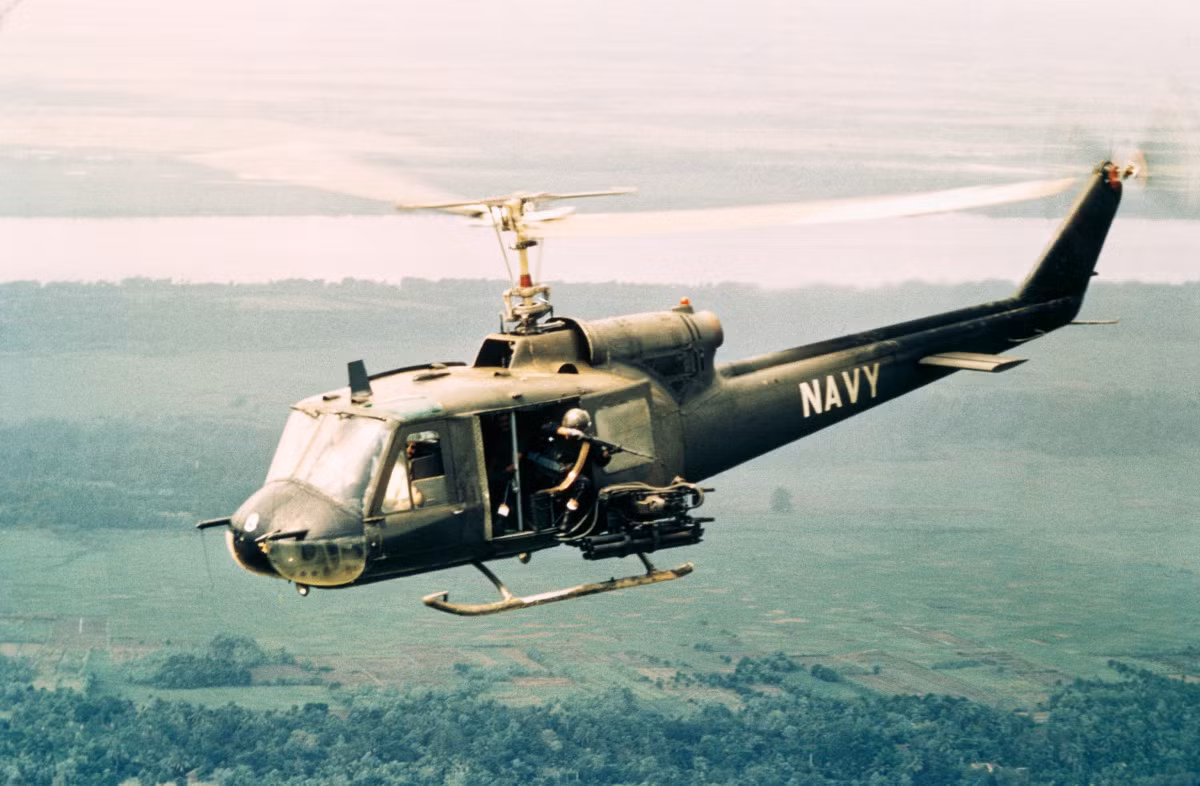 Trong chiến tranh Việt Nam, UH-1 được sử dụng chủ yếu với nhiệm vụ vận tải đường không và yểm trợ hoả lực. Thông thường loại trực thăng này sẽ được trang bị pháo phản lực phóng loạt và súng máy hạng nặng. Nguồn ảnh: USAF.