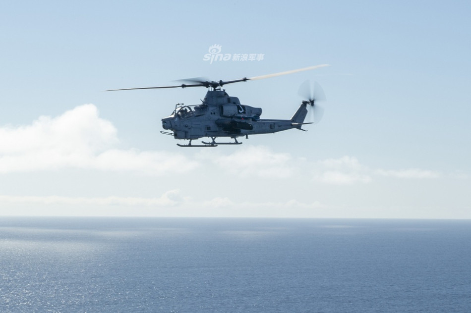 Trong đó có trực thăng tấn công AH-1 Cobra. Đây là loại trực thăng tấn công hiện đại nhất Mỹ sử dụng trong Chiến tranh Việt Nam. Trước khi trực thăng Apache ra đời, trực thăng AH-1 Cobra được coi là loại trực thăng tấn công huyền thoại nhất mà Mỹ từng sản xuất. Nguồn ảnh: Sina.