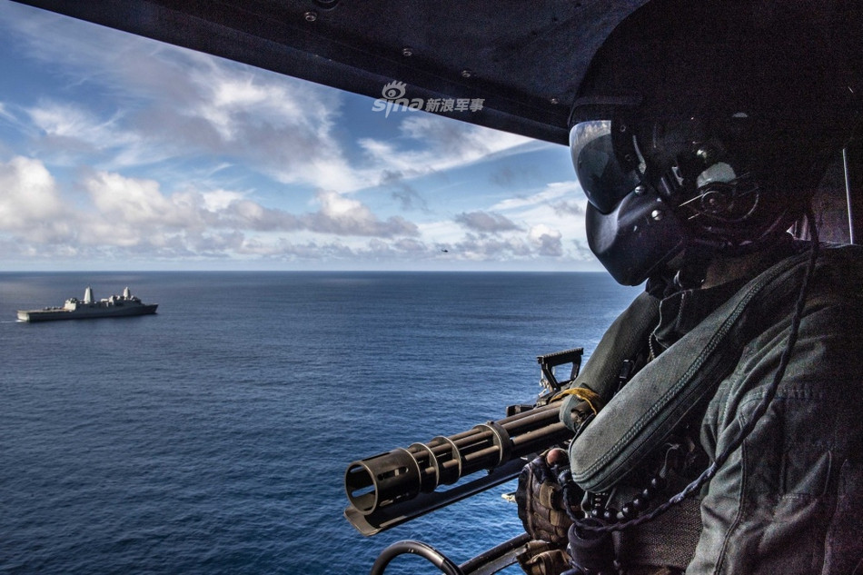 Ngoài ra trong buổi huấn luyện của Thuỷ quân Lục chiến Mỹ còn có sự xuất hiện của trực thăng UH-1Y - phiên bản trực thăng được nâng cấp từ UH-1 - loại trực thăng đóng vai trò then chốt trong chiến thuật "trực thăng vận" của Mỹ ở chiến trường miền Nam Việt Nam. Nguồn ảnh: Sina.