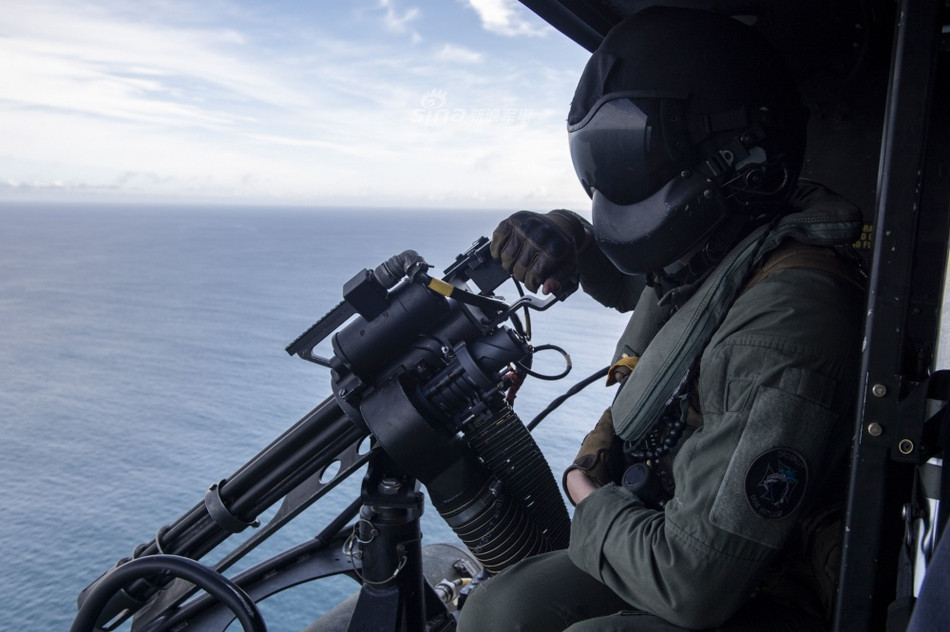 Tốc độ bắn của súng máy M134 lên tới tối đa 6000 viên mỗi phút - tương đương với... 100 viên mỗi giây. Với hai khẩu M134 được bố trí hai bên hông của UH-1Y, chiếc trực thăng này có khả năng tạo "lưới lửa" với tốc độ bắn lên tới 200 viên mỗi giây. Nguồn ảnh: Sina.