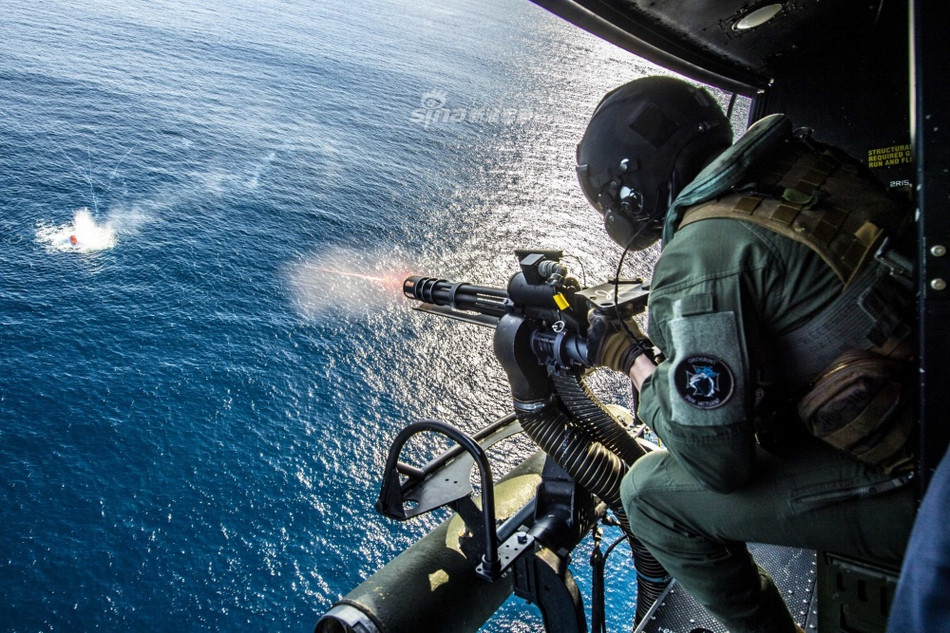 Các loại trực thăng vũ trang được Thủy quân Lục chiến Mỹ sử dụng cho buổi huấn luyện bắn đạn thật hôm cuối tuần vừa rồi từ tàu đổ bộ tấn công USS Boxer (LHD-4) đều là loại trực thăng đã từng tham chiến trên chiến trường Việt Nam. Nguồn ảnh: Sina.