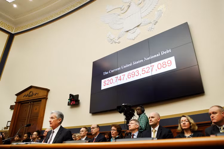 Nhiệm vụ cuối cùng mà Bộ quốc Phòng Mỹ phải làm đó là... gánh phần lãi của nợ chính phủ cùng với chính phủ Mỹ. Lãi của nợ công Mỹ hiện tại đã là một khoản tiền khổng lồ, tương đương 500 tỷ USD mỗi năm và nhiệm vụ của bộ quốc phòng là gánh khoảng 156 tỷ USD trong số đó. Nguồn ảnh: BI.