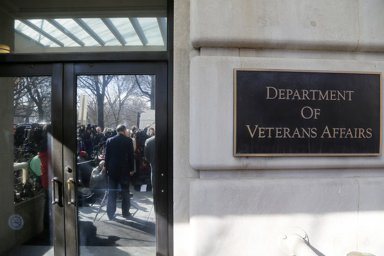 Đầu tiên có thể kể tới khoản tiền dành cho các cựu binh Mỹ, khoản tiền này bao gồm chi phí khám chữa bệnh, chi phí trợ cấp xã hội hoặc chi phí chăm nuôi với những tàn phế binh mất hoàn toàn sức lao động trong xã hội. Mỗi năm Mỹ tốn khoảng 216 tỷ USD cho khoản này. Nguồn ảnh: BI.