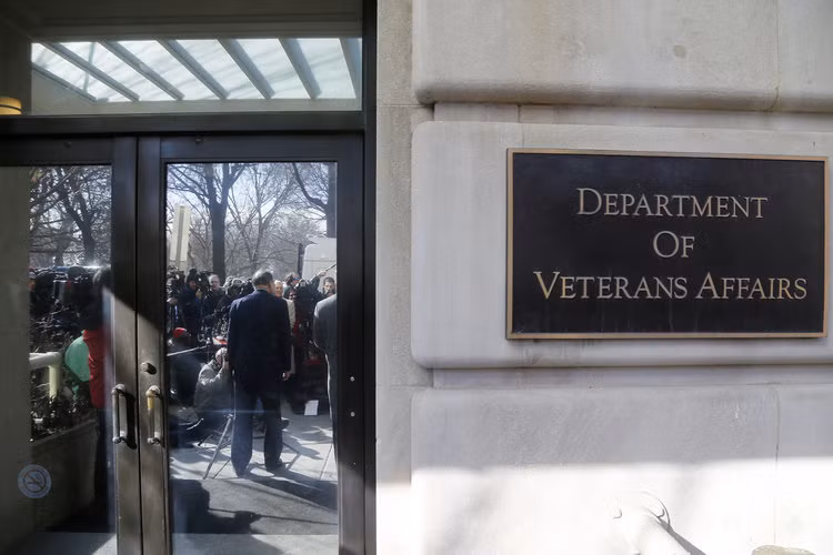 Đầu tiên có thể kể tới khoản tiền dành cho các cựu binh Mỹ, khoản tiền này bao gồm chi phí khám chữa bệnh, chi phí trợ cấp xã hội hoặc chi phí chăm nuôi với những tàn phế binh mất hoàn toàn sức lao động trong xã hội. Mỗi năm Mỹ tốn khoảng 216 tỷ USD cho khoản này. Nguồn ảnh: BI.