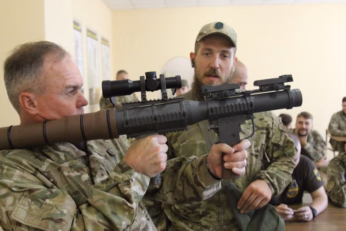 Là một quốc gia có nền công nghiệp quốc phòng vào hạng phát triển bậc nhất Đông Âu, Ukraine thừa sức tự sản xuất vũ khí chống tăng để trang bị cho quân đội của mình. Tuy nhiên do nhiều sức ép về mặt chính trị, nước này dường như đã buộc phải nhập khẩu "hàng nhái" từ Mỹ về để sử dụng. Nguồn ảnh: Interest.