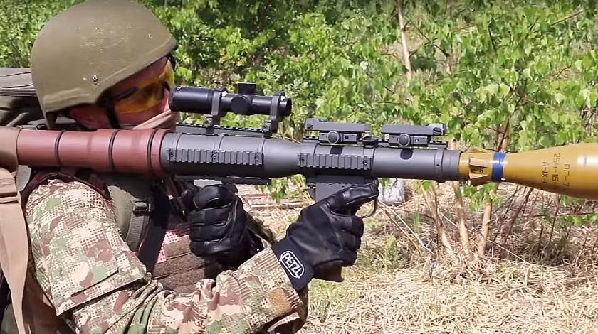 Sở dĩ có sự khác biệt này đó là dù sử dụng thiết kế giống hệt với RPG-7, quy trình sản xuất và vật liệu cấu thành khẩu súng chống tăng PSRL-1 lại hoàn toàn khác so với khẩu RPG-7. Mỹ khẳng định những cải tiến trong quy trình sản xuất này nhằm "đảm bảo hiệu quả tác chiến lẫn tính an toàn cho người sử dụng". Nguồn ảnh: Interest.