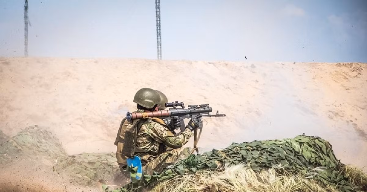 Cụ thể, RPG-7 được chế tạo để có thể sử dụng được cho tới 1000 phát bắn và thậm chí nhiều lô súng chống tăng RPG-7 bắn được tới 1300 phát mà vẫn... chưa chịu hỏng. Trong khi đó với cấu tạo từ vật liệu nhẹ, hợp kim và nhựa composite, khẩu PSRL-1 rất khó có thể đạt được độ bền tương đương. Nguồn ảnh: Interest.