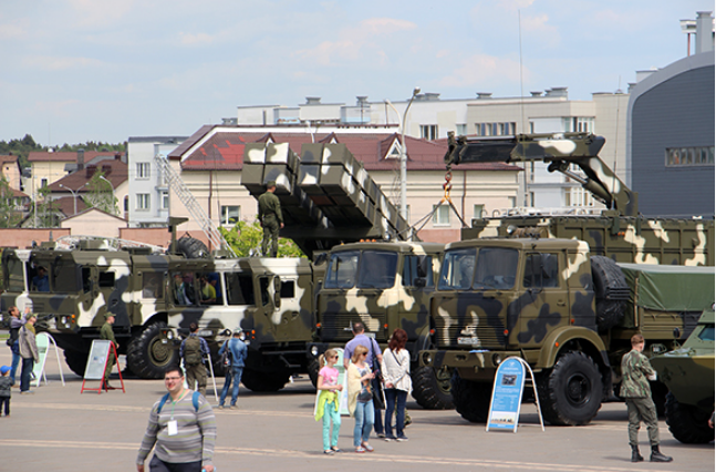 Các loại trang thiết bị vũ khí hiện đại được trưng bày ngoài khuôn viên của triển lãm. Nguồn ảnh: Milex.