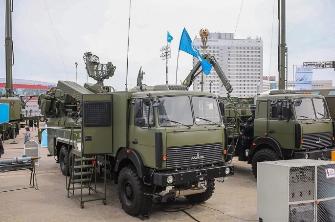 Theo các thông số được công bố, 9K33 Osa có khả năng phát hiện cả các vật thể bay tàng hình ở khoảng cách tối đa lên tới 52 km. Hệ thống khung gầm của 9K33 cũng được cải tiến để nó có thể tiết kiệm nhiên liệu hơn, mở rộng tầm hoạt động. Nguồn ảnh: Milex.