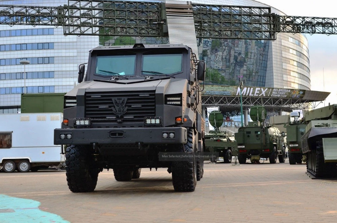 Các phương tiện thiết giáp cỡ lớn cũng được các công ty quốc phòng Belarus mang tới triển lãm lần này, trong đó có sự xuất hiện của một loại xe thiết giáp bọc thép 6x6 cực độc hiện vẫn còn được Belarus phát triển. Nguồn ảnh: Milex.