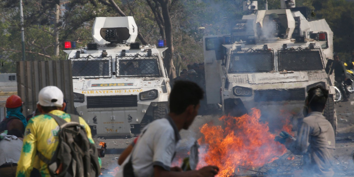 Loại phương tiện bọc giáp được Lực lượng An ninh Venezuela sử dụng để chống lại đám đông biểu tình quá khích ở thủ đô Caracas vừa qua là VN-4 Rhinoceros - loại thiết giáp được sản xuất bởi Tập đoàn Quốc phòng NORINCO của Trung Quốc chế tạo. Nguồn ảnh: BI.