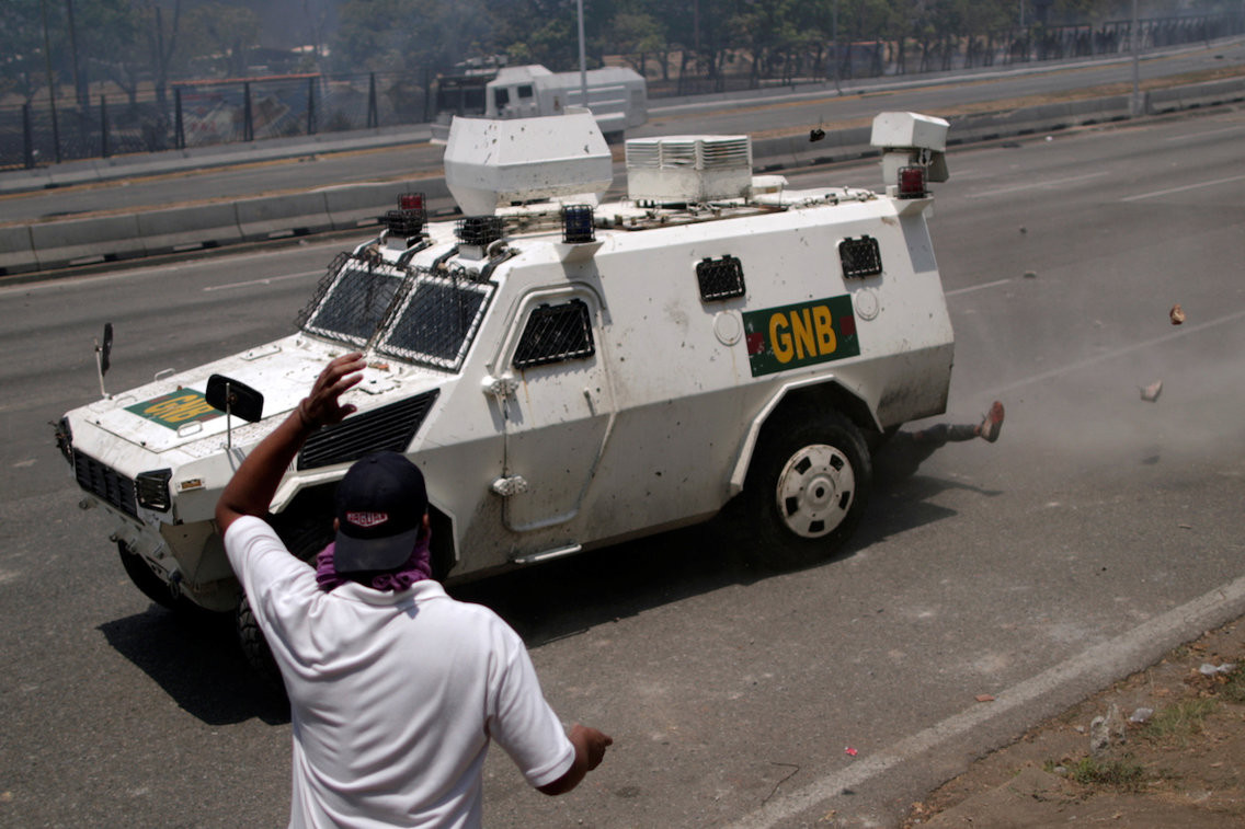 Ngoài VN-4, Venezuela còn mua các loại phương tiện chiến tranh hiện đại khác từ Trung Quốc bao gồm máy bay huấn luyện K-8, xe tăng hạng nhẹ VN-16 và xe chiến đấu bộ binh VN-18 để tăng cường sức mạnh cho quân đội nước này. Nguồn ảnh: BI.