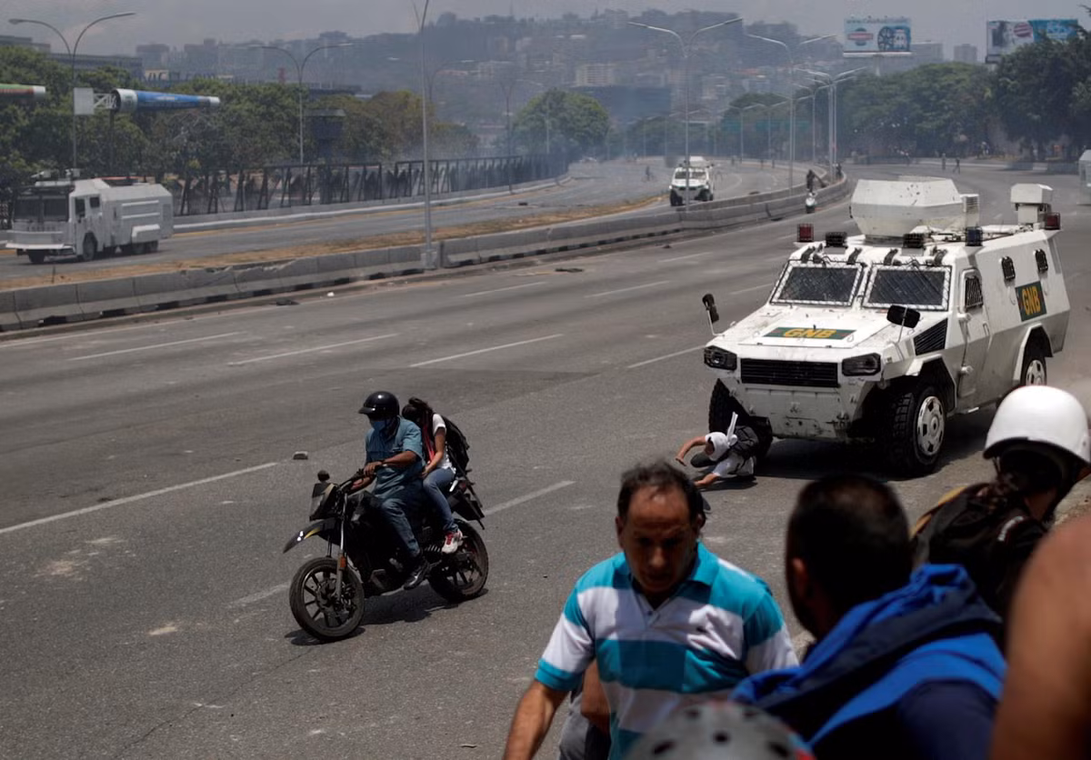 Xe được trang bị động cơ 6 xi-lanh làm mát bằng nước, đạt sức kéo 24,5 mã lực cho mỗi tấn và dẫn động bốn bánh. Tầm hoạt động tối đa của loại xe này là 700km với tốc độ tối đa lên tới 115 km/h. Nguồn ảnh: BI.